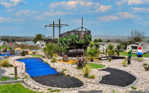 Pine Forest Lodge: Lawn, Garden, Landscaping, Artificial Turf, Yard, Park
