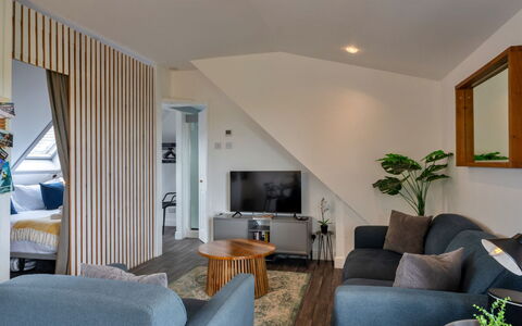 Sea 2: Furniture, Interior Design, Flooring, Floor, Wall, Couch, Wood, Ceiling, Room, Living Room