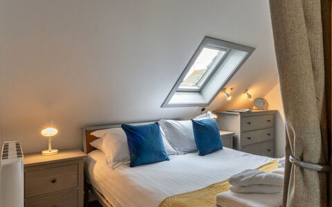 Sea 2: Bed, Interior Design, Furniture, Bedroom, Wood, Bed Sheet, Floor, Bedding, Flooring, Ceiling