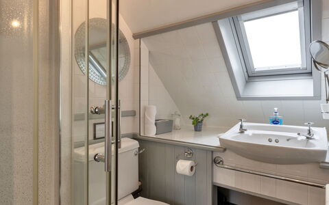 Sea 2: Bathroom, Plumbing Fixture, Interior Design, Sink, Plumbing, Bathroom Sink, Tap, Floor, Room, Mirror