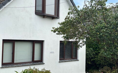 Michel: Building, Wall, Window, House, Home, Residential Area, Roof, Cottage, Door, Shrub