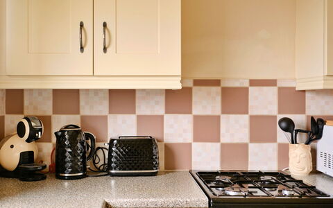 Looe Valley View: Kitchen, Pink, Countertop, Stove, Kitchen Stove, Gas Stove, Kitchen Appliance, Cooktop, Tile, Cabinetry