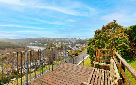 Looe Valley View: Handrail, Fence, Baluster, Balcony, Deck, Porch, Eco Hotel, Plank, Bridge, Boardwalk