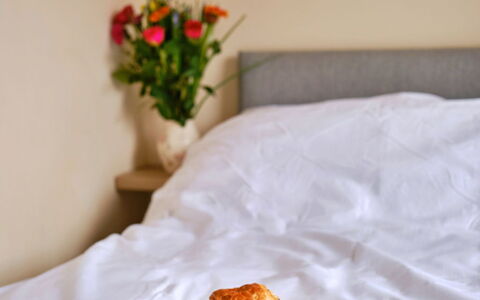 Looe Valley View: Furniture, Linens, Food, Bedding, Bedroom, Throw Pillow, Bed Sheet, Pillow, Breakfast