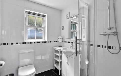 Bownder House: Toilet Seat, Bathroom, Plumbing Fixture, Toilet, Sink, Interior Design, Flooring, Floor, Plumbing, Tap