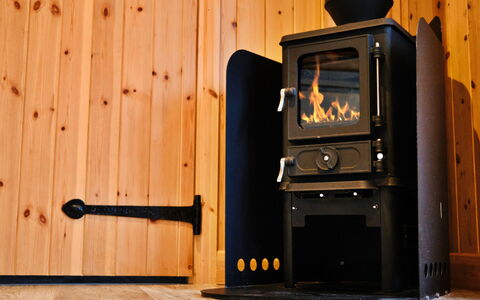 Demelza Shepherd'S Hut: Hardwood, Wood Stain, Wood Flooring, Wood-Burning Stove, Hearth, Varnish, Home Appliance, Laminate Flooring