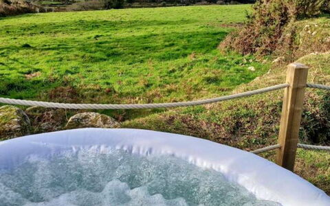 Demelza Shepherd'S Hut: Swimming Pool, Jacuzzi, Eco Hotel, Bathtub, Farm