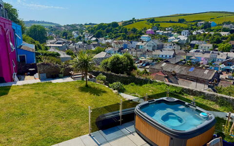 High Cross House: Swimming Pool, Resort, Eco Hotel, Jacuzzi, Bathtub, Landscaping, Hotel, Resort Town, Villa
