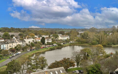 High Cross House: Water, Body Of Water, Tree, Nature, Vegetation, Bank, Waterway, Watercourse, Landscape, Residential Area