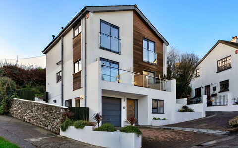 Lake View: Wall, Building, Window, House, Home, Residential Area, Facade, Door, Cottage, Driveway