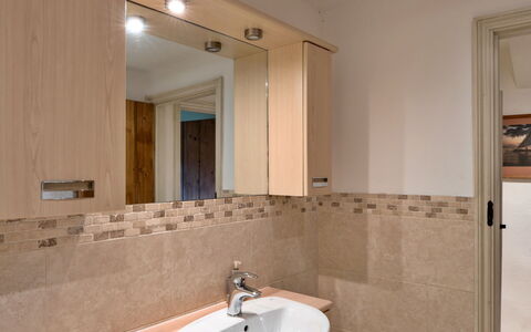 Syncocks Farm Cottage: Bathroom Sink, Plumbing Fixture, Interior Design, Flooring, Wall, Bathroom, Sink, Mirror, Floor, Tap