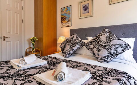 Sea Views Apartment in Ilfracombe: Apartment, Bedroom, Bed, Bedding, Bed Sheet, Hotel, Bed Frame, Pillow