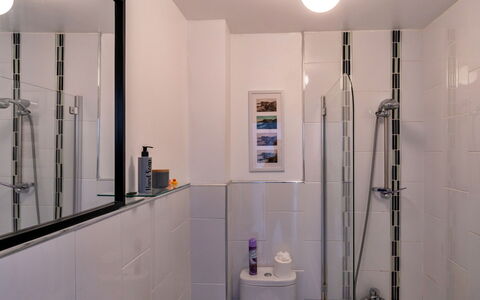 Sea Views Apartment in Ilfracombe: Bathroom, Plumbing Fixture, Wall, Interior Design, Flooring, Floor, Tap, Sink, Plumbing, Mirror