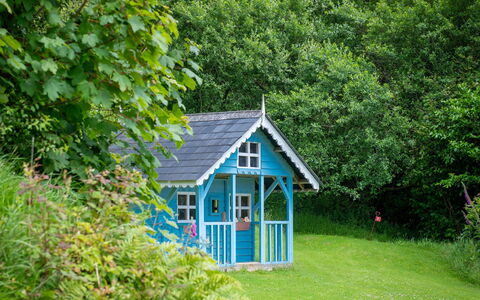 Coulscott Peacock Cottage: Shrub, Roof, Shed, House, Cottage, Garden Buildings, Rural Area, Hut, Garden, Spring