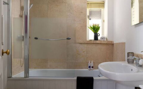 Coulscott Peacock Cottage: Bathroom, Plumbing Fixture, Bathtub, Interior Design, Wall, Flooring, Floor, Sink, Tap, Mirror