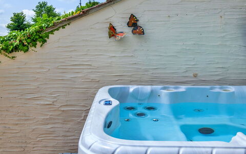 Coulscott Aylesbury Cottage: Bathtub, Composite Material, Plumbing Fixture, Swimming Pool, Jacuzzi, Flowerpot, Houseplant, Outdoor Furniture, Water Feature