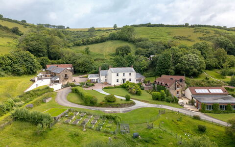 Coulscott Aylesbury Cottage: Natural Landscape, Landscape, Rural Area, Grassland, House, Land Lot, Highland, Plain, Human Settlement, Cottage