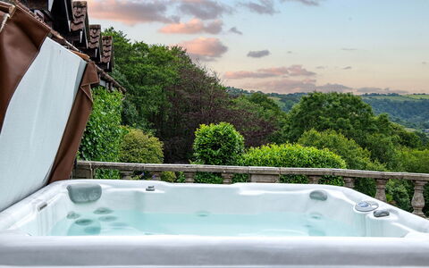 Coulscott Georgian House: Bathtub, Plumbing Fixture, Jacuzzi, Swimming Pool, Resort, Eco Hotel, Houseplant, Hotel