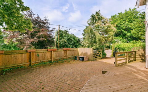 Wallingbrook Lodge: Wood, Garden, Fence, Home Fencing, Wood Stain, Landscaping, Hardwood, Backyard, Plank, Walkway