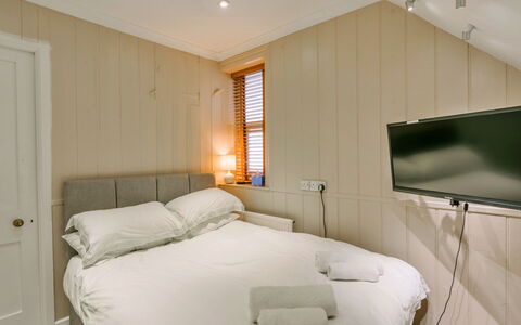 Wallingbrook Lodge: Bed, Interior Design, Bedroom, Wood, Flooring, Floor, Bed Sheet, Bedding, Furniture, Ceiling