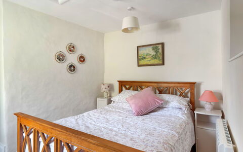 Filspholly: Bed, Furniture, Bedding, Interior Design, Bedroom, Bed Sheet, Wall, Floor, Wood, Room