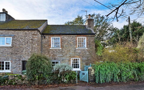 Horseshoe Cottage: Window, Building, House, Shrub, Cottage, Home, Roof, Brickwork, Sash Window