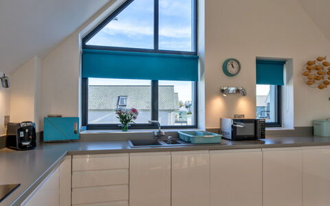 Greenway: Interior Design, Kitchen, Ceiling, Flooring, Countertop, Lighting, Home, Furniture, Light Fixture, Room