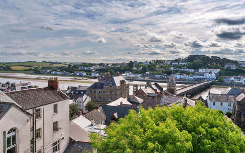 Westward Ho 604: Sky, Building, Roof, Residential Area, City, Town, Neighbourhood, Architecture, Home, House