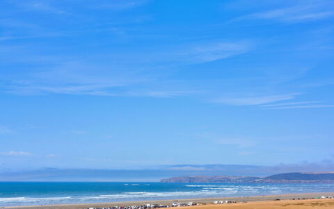 Thorndale: Sky, Blue, Horizon, Coast, Beach, Sea, Coastal And Oceanic Landforms, Cloud, Ocean, Shore