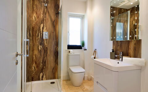 Thorndale: Wall, Plumbing Fixture, Flooring, Interior Design, Bathroom, Floor, Plumbing, Bathtub, Mirror, Tap