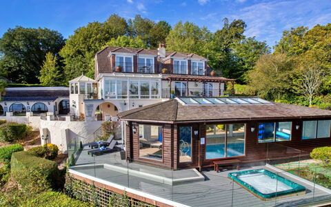 Cliff Lodge: Home, House, Roof, Residential Area, Estate, Cottage, Mansion, Garden, Villa, Porch