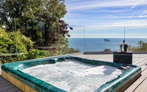 Cliff Lodge: Water, Bathtub, Plumbing Fixture, Swimming Pool, Jacuzzi, Leisure, Resort, Sea, Eco Hotel