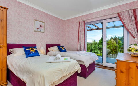 Cliff Lodge: Home, Apartment, Linens, Hotel, Bedroom, Bedding, Villa, Bed, Bed Sheet, Pillow