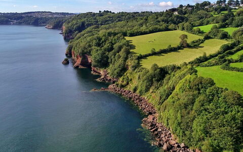 Cliff Lodge: Water, Body Of Water, Coast, Coastal And Oceanic Landforms, Natural Landscape, Terrain, Watercourse, Headland, Cove, Shore