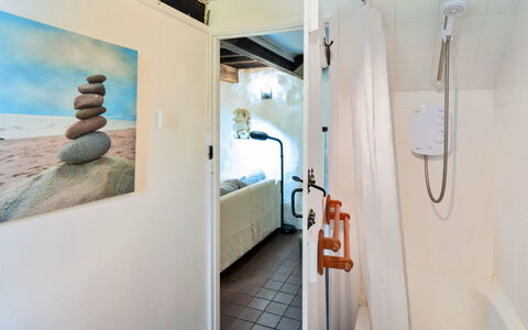 Lea Hill, Woodpecker: Wall, Flooring, Interior Design, Floor, Ceiling, Plumbing Fixture, Room, Plumbing, Bathroom, Mirror