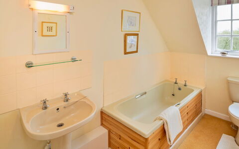 Lea Hill, Nuthatch: Plumbing Fixture, Flooring, Interior Design, Wood, Bathroom, Floor, Bathtub, Plumbing, Tap, Room