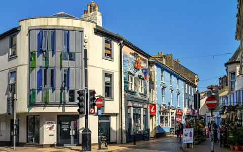 Palm Cott: Building, Window, Urban Area, Town, Road Surface, City, Facade, Neighbourhood, Street, Public Space
