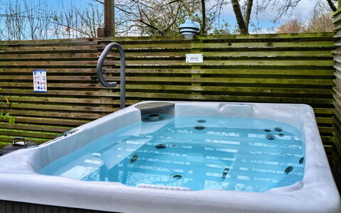 Pig Cottage at Dairy Cottages: Bathtub, Swimming Pool, Leisure, Jacuzzi, Design, Plumbing Fixture, Houseplant, Hotel, Outdoor Furniture