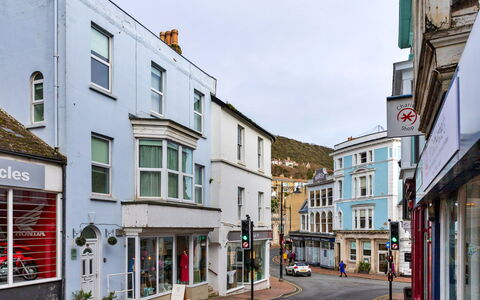 Isle of Wight 601: Building, Window, Road Surface, Town, City, Residential Area, Facade, Neighbourhood, Urban Area, Architecture