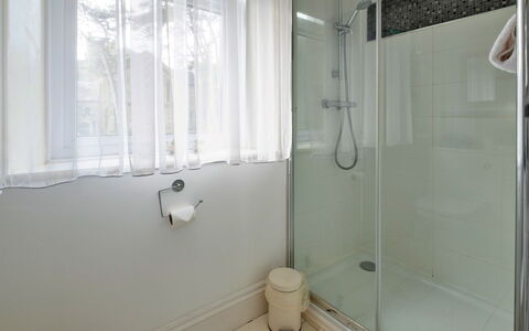 Isle of Wight 601: Bathroom, Plumbing Fixture, Flooring, Interior Design, Floor, Bathtub, Plumbing, Shower, Tap, Tile