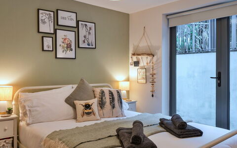 Fowey 602: Bed, Furniture, Interior Design, Bedding, Bedroom, Bed Sheet, Wall, Room, Linens, Wood