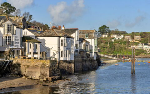 Fowey 602: Water, Building, House, Waterway, Home, Coastal And Oceanic Landforms, Coast, Channel, Shore, Village