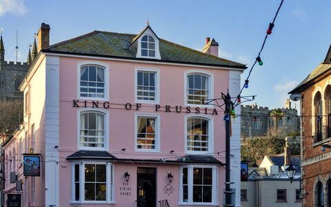 Fowey 602: Building, Window, Facade, Town, Door, Mixed-Use, Sash Window, Family Car, City Car