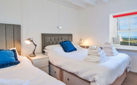 Arfron: Bed, Bedroom, Furniture, Bedding, Bed Sheet, Interior Design, Floor, Ceiling, Bed Frame, Flooring