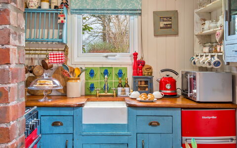 Y Golchdy: Kitchen, Kitchen Appliance, Interior Design, Major Appliance, Countertop, Furniture, Cabinetry, Lighting, Room, Home