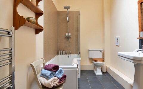 Drovers Retreat: Bathroom, Plumbing Fixture, Flooring, Floor, Interior Design, Bathtub, Tap, Sink, Plumbing, Toilet