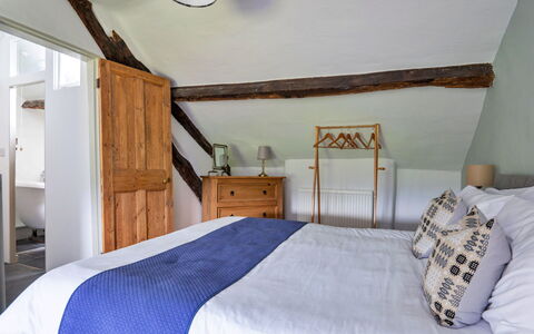 Penclogwynau: Wood, Furniture, Bedroom, Bed, Home, Bedding, Floor, Bed Sheet, Door, Bed Frame