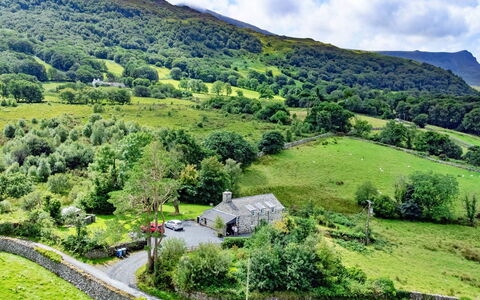 Penclogwynau: Grass, Mountainous Landforms, Green, Hill, Vegetation, Natural Landscape, Highland, Mountain, Landscape