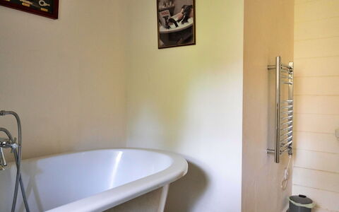 Waen Fechan: Flooring, Plumbing Fixture, Floor, Bathroom, Interior Design, Bathtub, Plumbing, Room, Glass, Tap