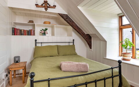 Y Cwtch: Bed, Furniture, Bedroom, Interior Design, Wall, Bedding, Flooring, Bed Sheet, Wood, Floor